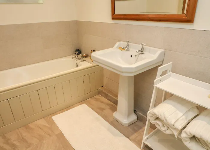 Litton Hall Barn * سكيبتون